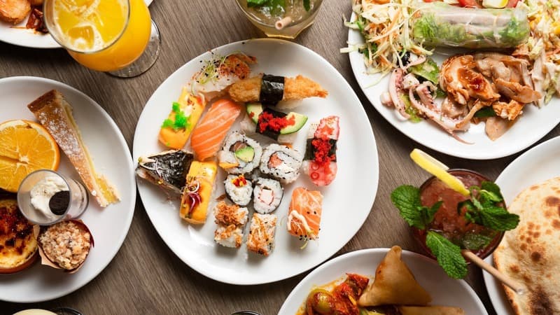 Assiettes garnies de sushis, makis et accompagnements du buffet